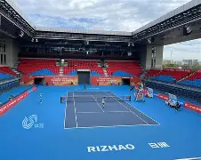 南宫娱乐-包含冰球赛场再起风云：渝州青龙队险胜雪域火狐队，赛场气氛火爆观赏性拉满的词条